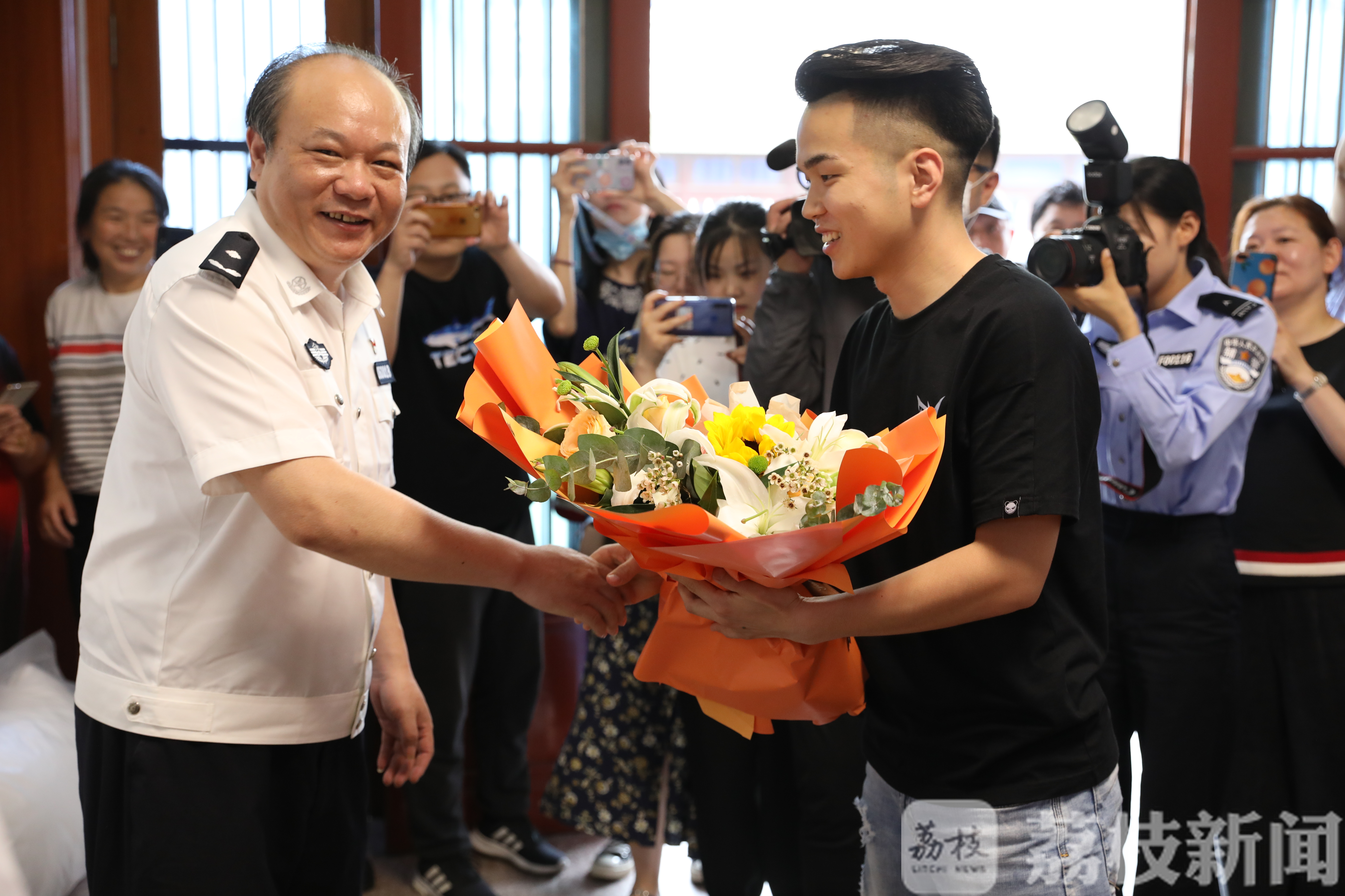 #南通# 温岭救人的南通小伙再次感动众人 2.5万元慰问金转手捐给村委会