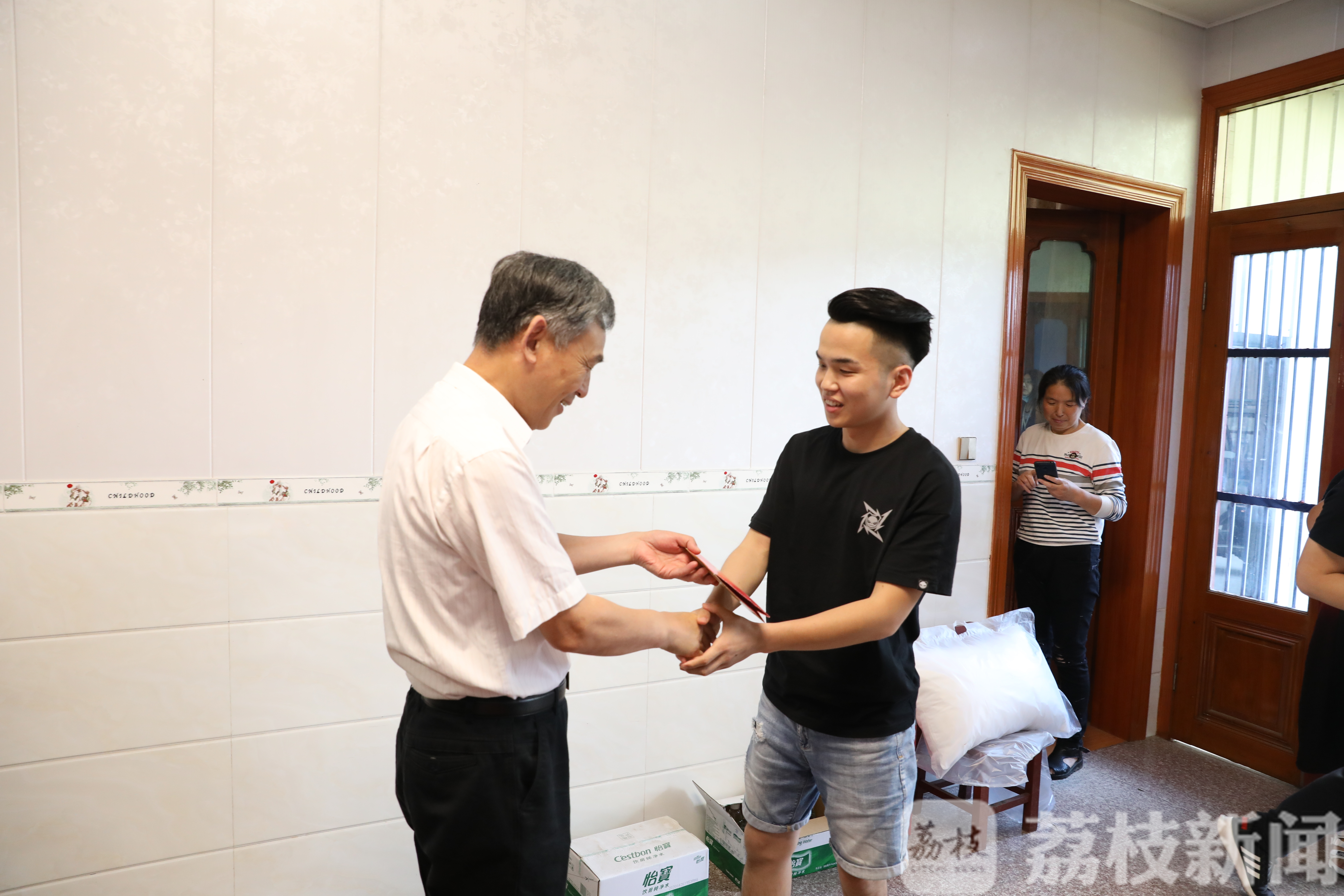 #南通# 温岭救人的南通小伙再次感动众人 2.5万元慰问金转手捐给村委会