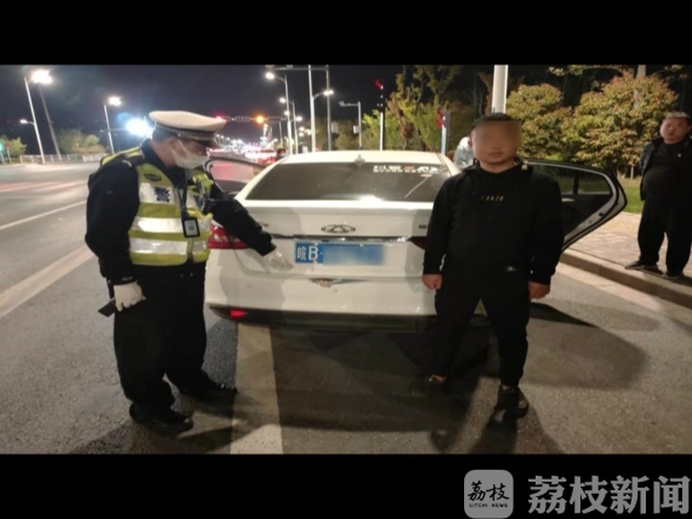 「后备」警方紧急拦截 轿车后备厢伸出一只“手”