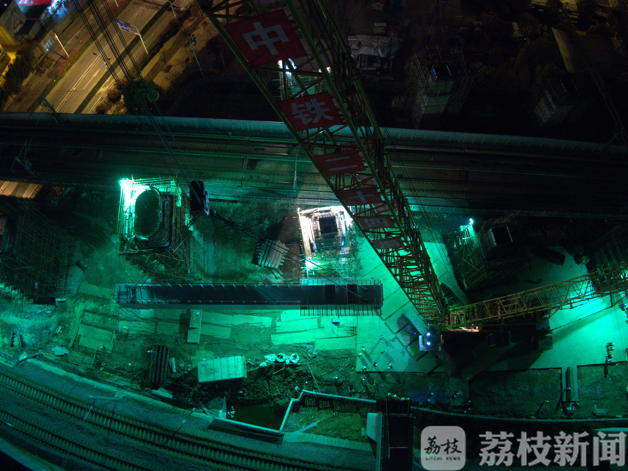 「沪宁」连镇铁路首片跨沪宁城际钢盖梁吊装成功 连镇、沪宁再“牵手”！