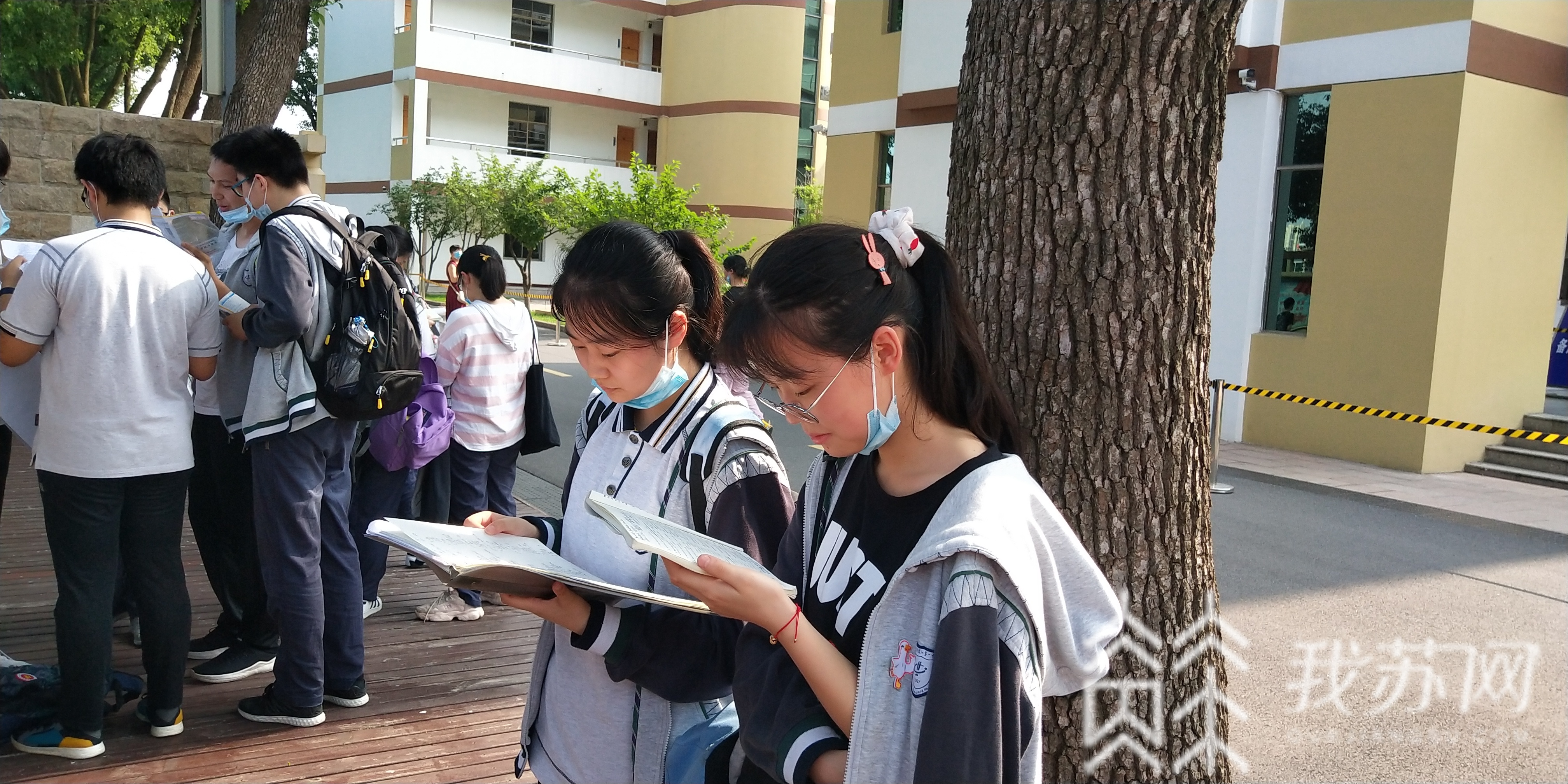 考生@你只管乘风破浪，一路向前！ 高考第一天，镇江万名考生走进考场