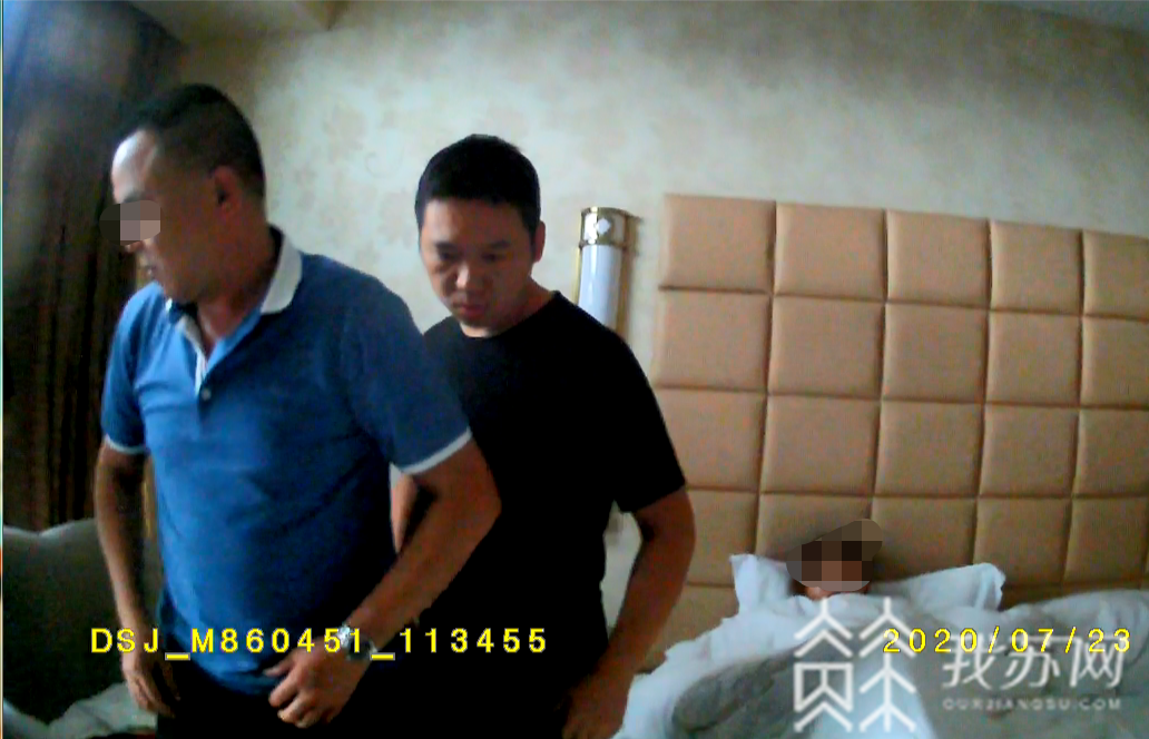 警察@60后大叔骗得5名女子25万元 冒充警察恋爱