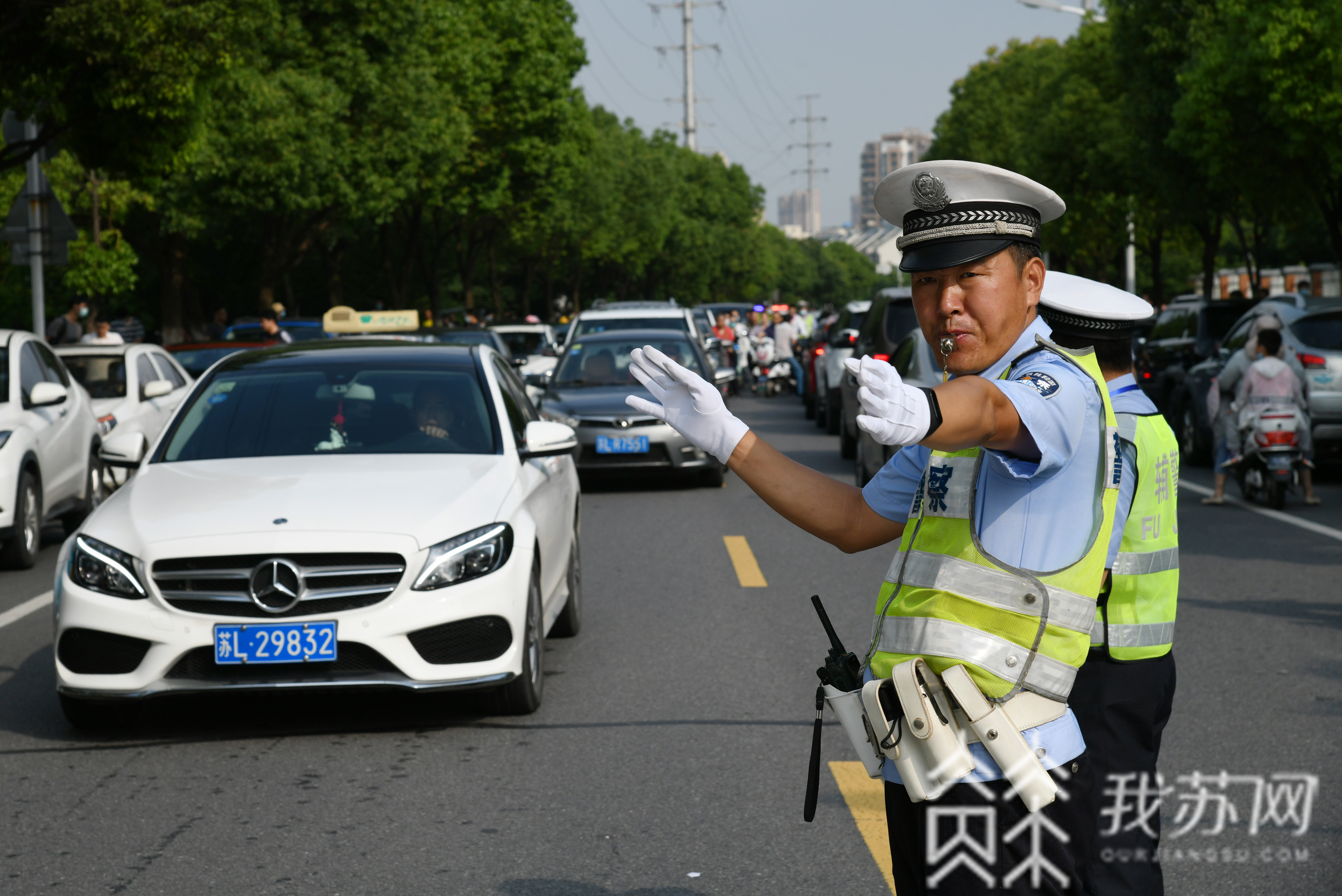 考生@你只管乘风破浪，一路向前！ 高考第一天，镇江万名考生走进考场