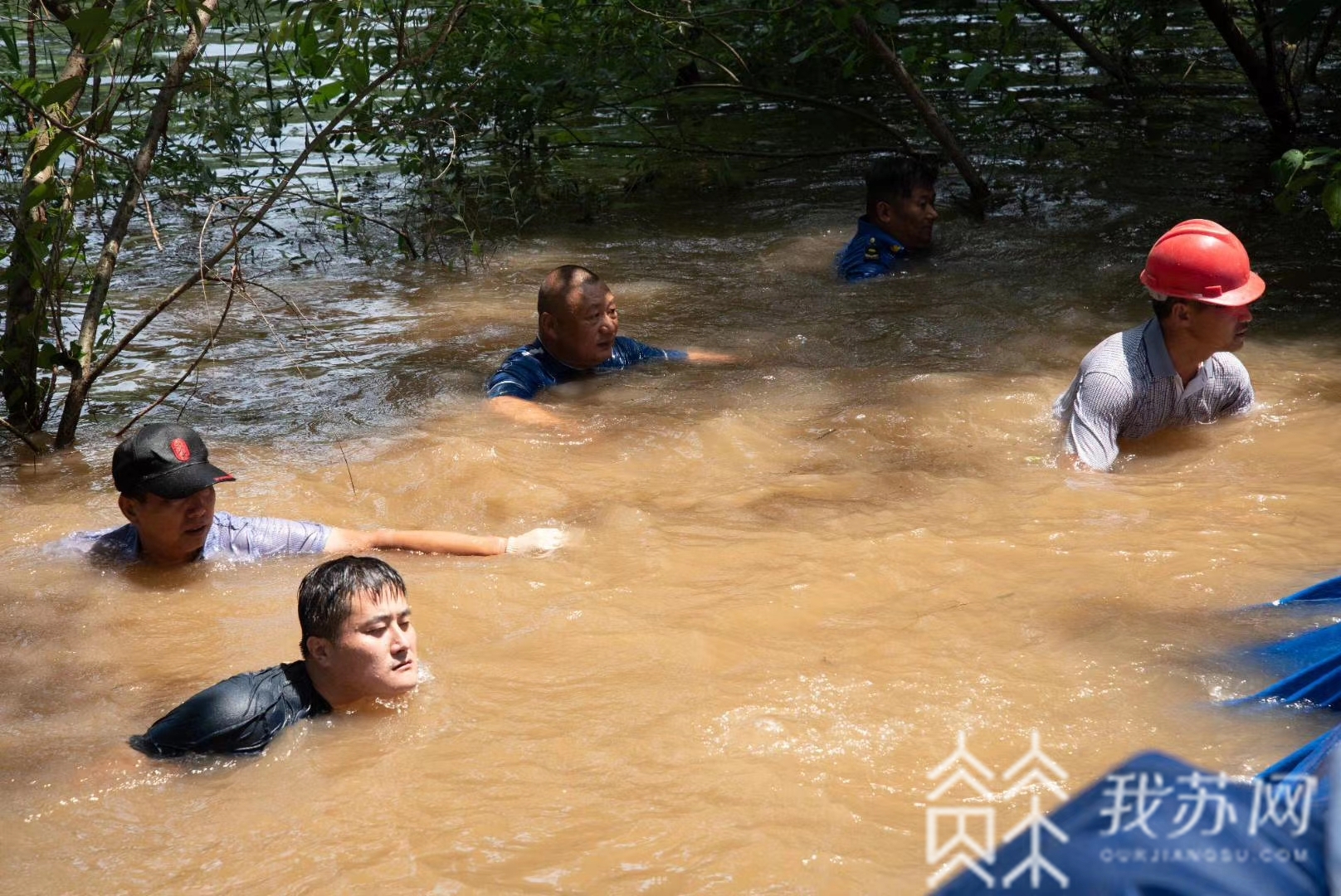 镇江■8小时！镇江新民洲成功封堵一处管涌