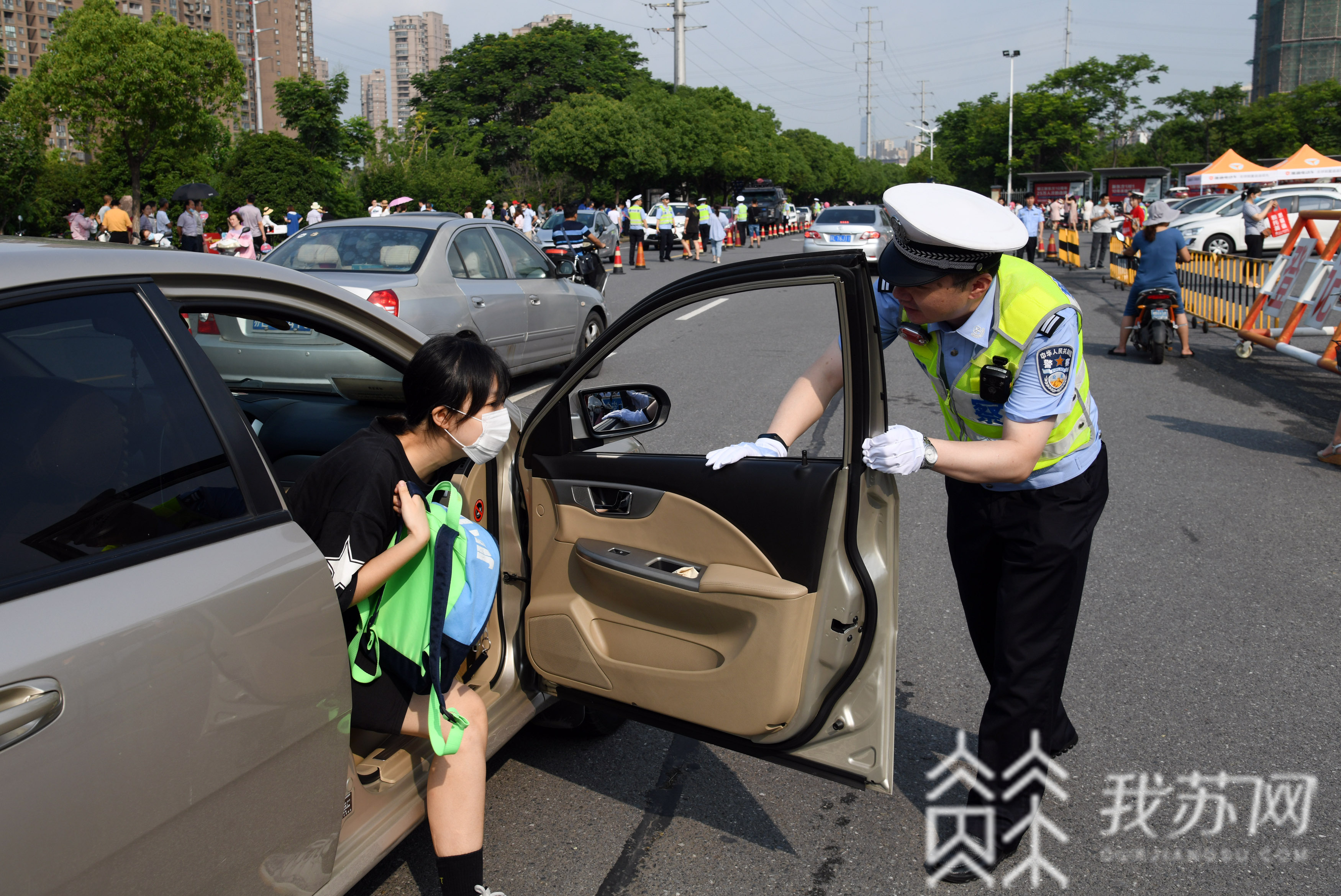 考生@你只管乘风破浪，一路向前！ 高考第一天，镇江万名考生走进考场