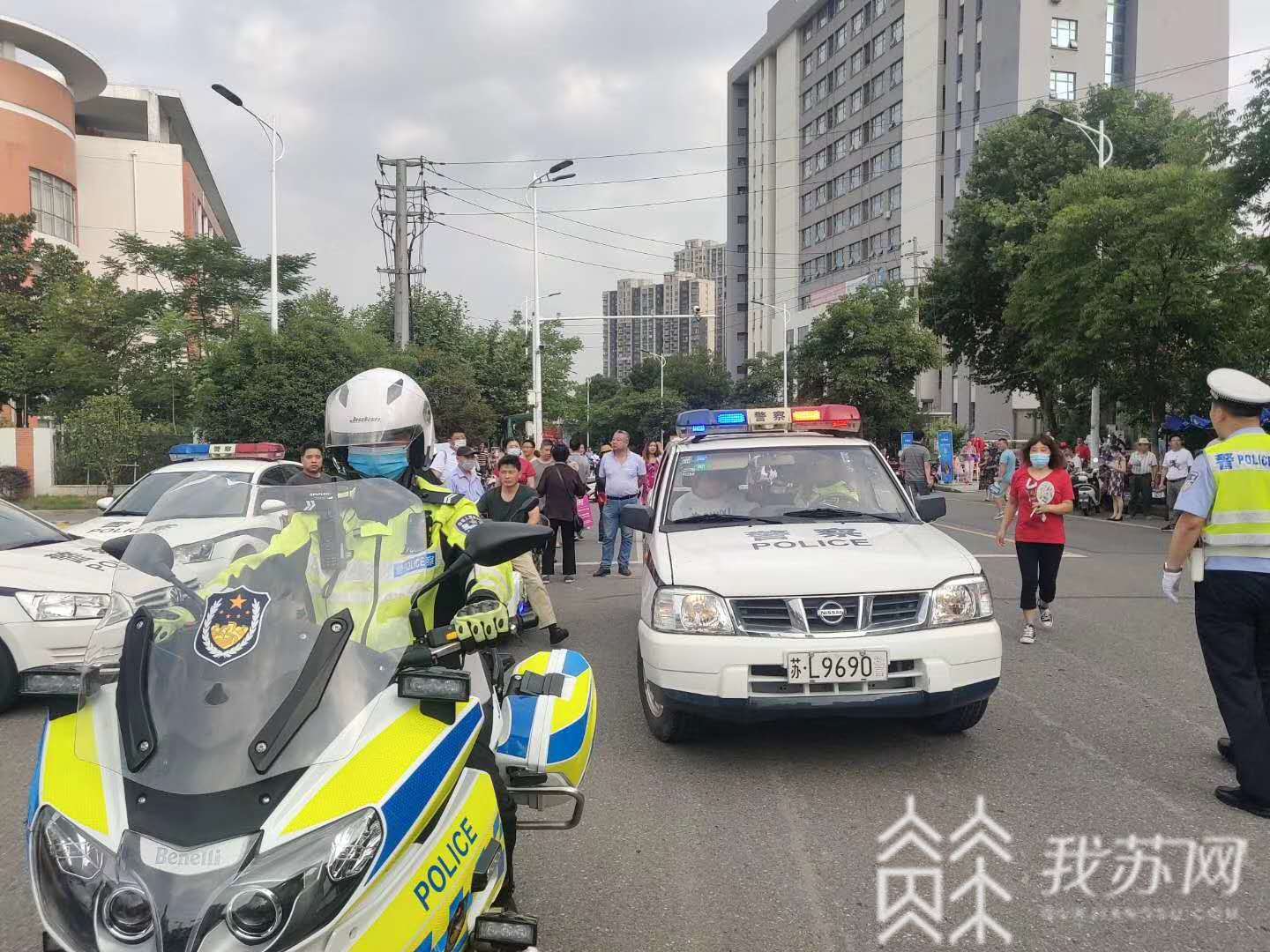 考生■考生忘带证件,镇江交警铁骑8分钟穿城送达!