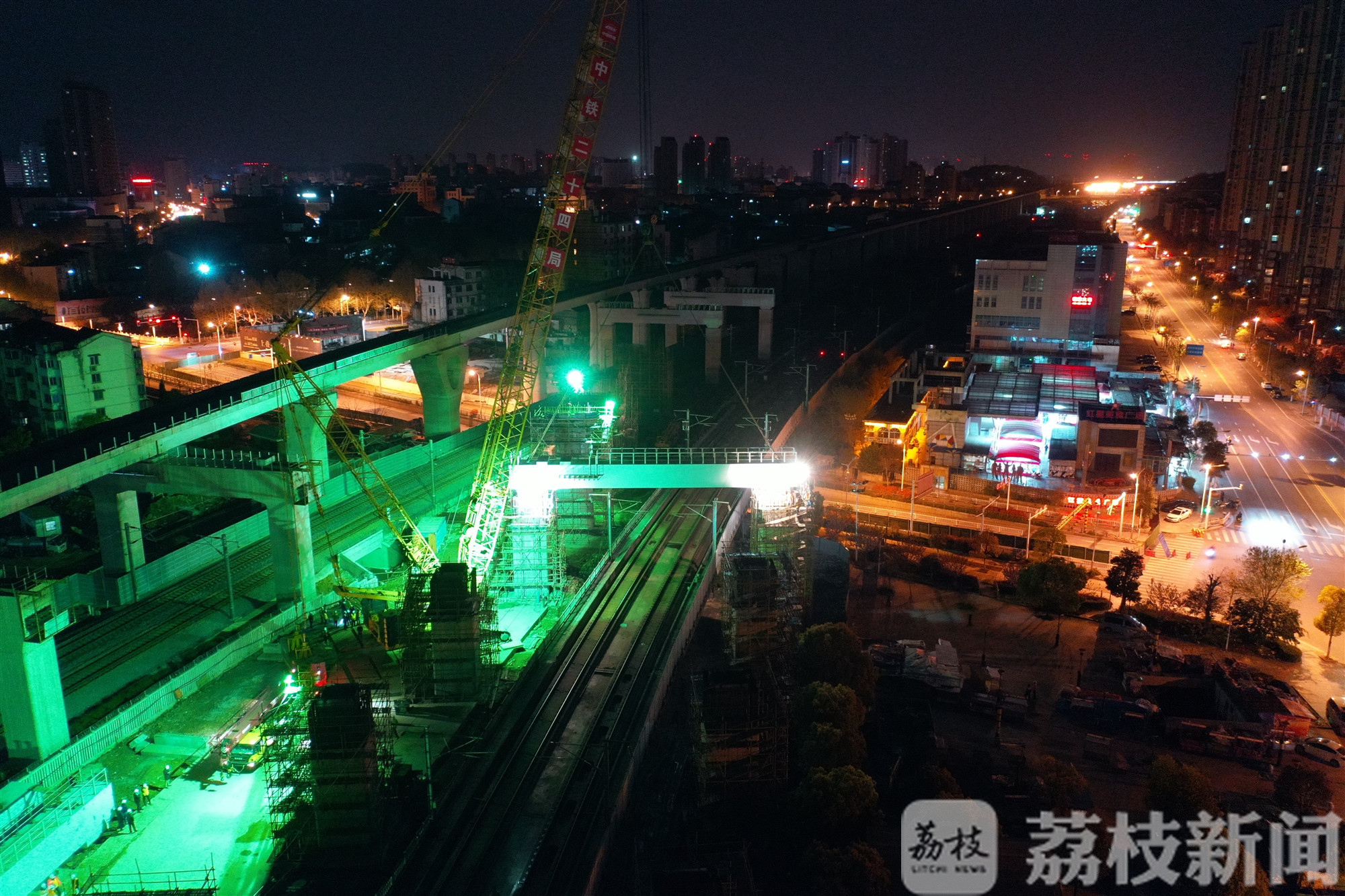 「沪宁」连镇铁路首片跨沪宁城际钢盖梁吊装成功 连镇、沪宁再“牵手”！