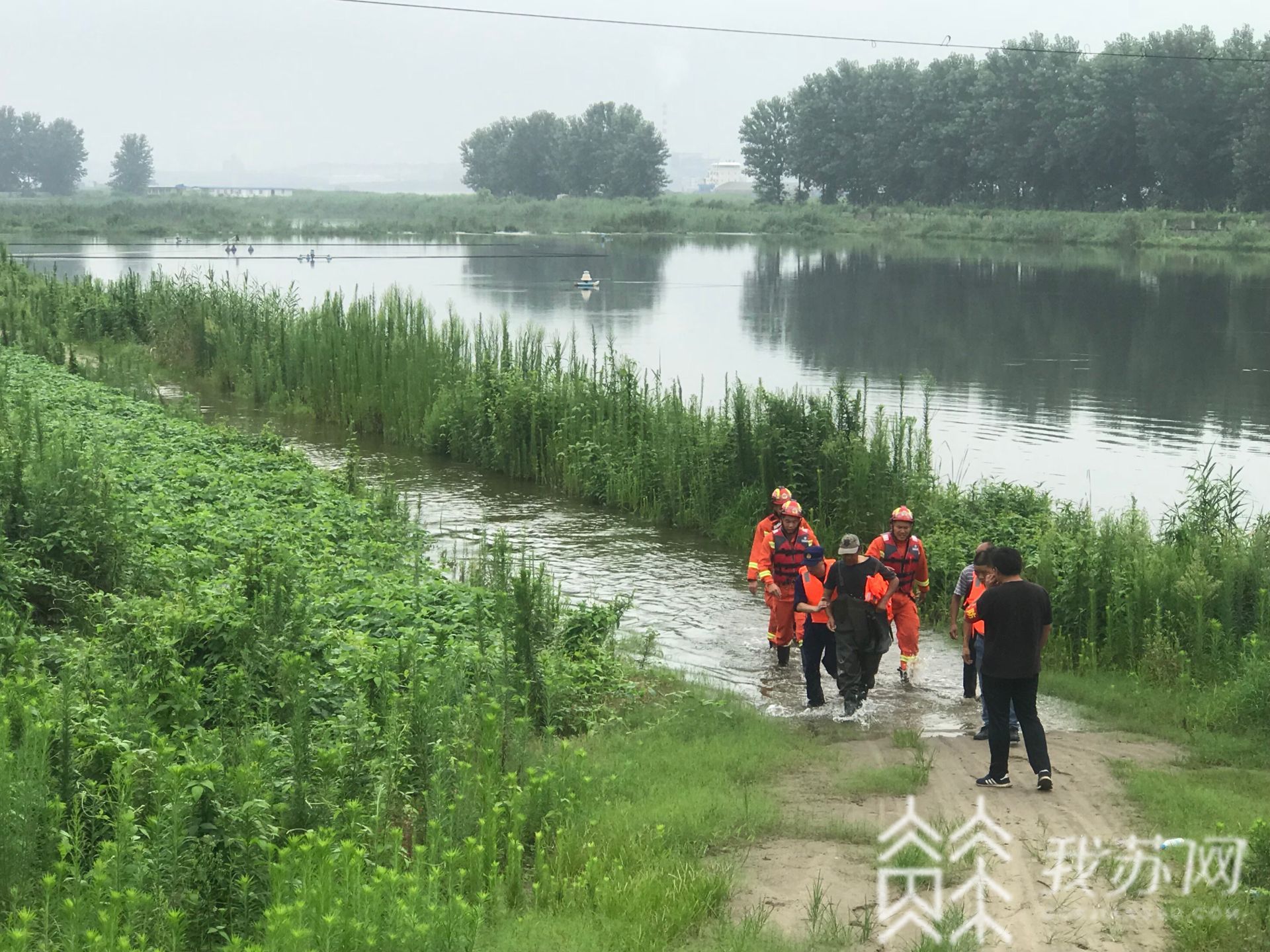 渔民■镇江江心洲发生管涌，消防队员从齐腰深水里救出被困渔民