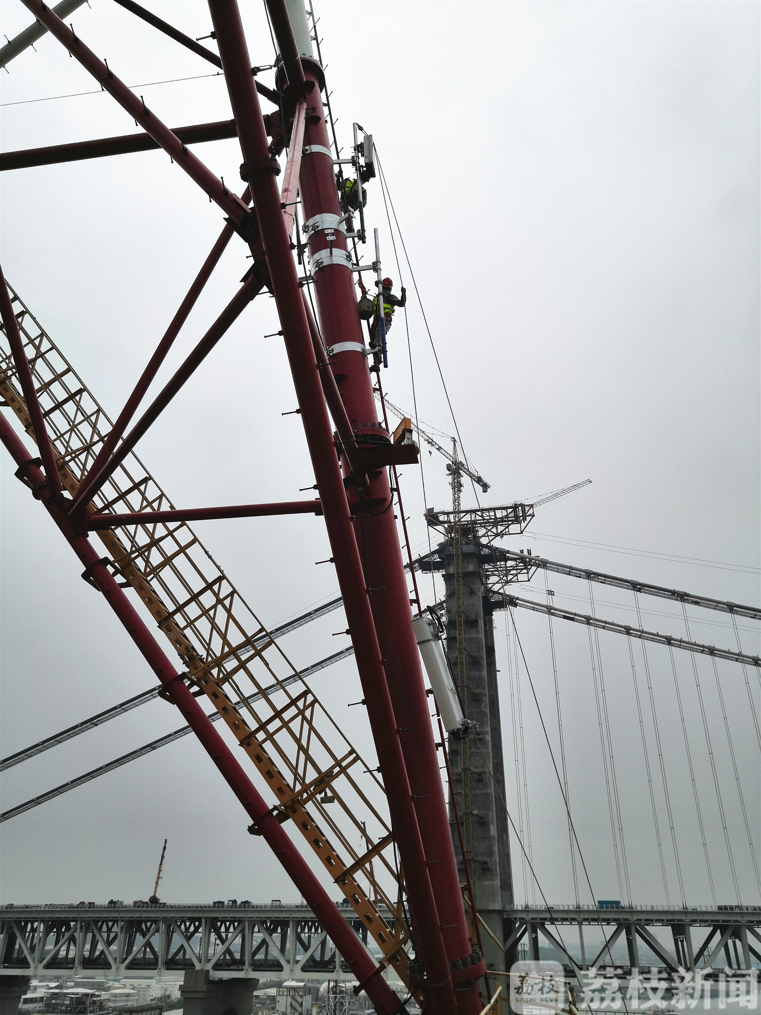 5g■5G建设加速！五峰山跨江铁塔架设5G基站