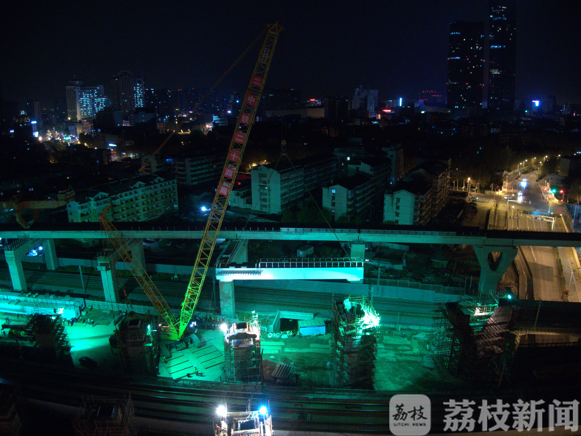 「沪宁」连镇铁路首片跨沪宁城际钢盖梁吊装成功 连镇、沪宁再“牵手”！