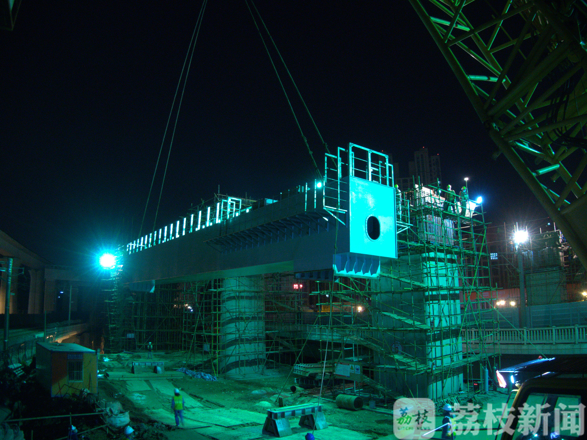 「沪宁」连镇铁路首片跨沪宁城际钢盖梁吊装成功 连镇、沪宁再“牵手”！