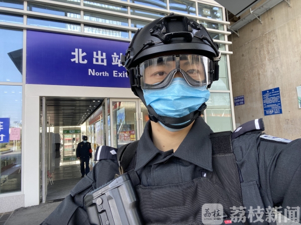 “口罩遮不住明亮的眼睛，道路堵不住必胜的心……”镇江民警原创