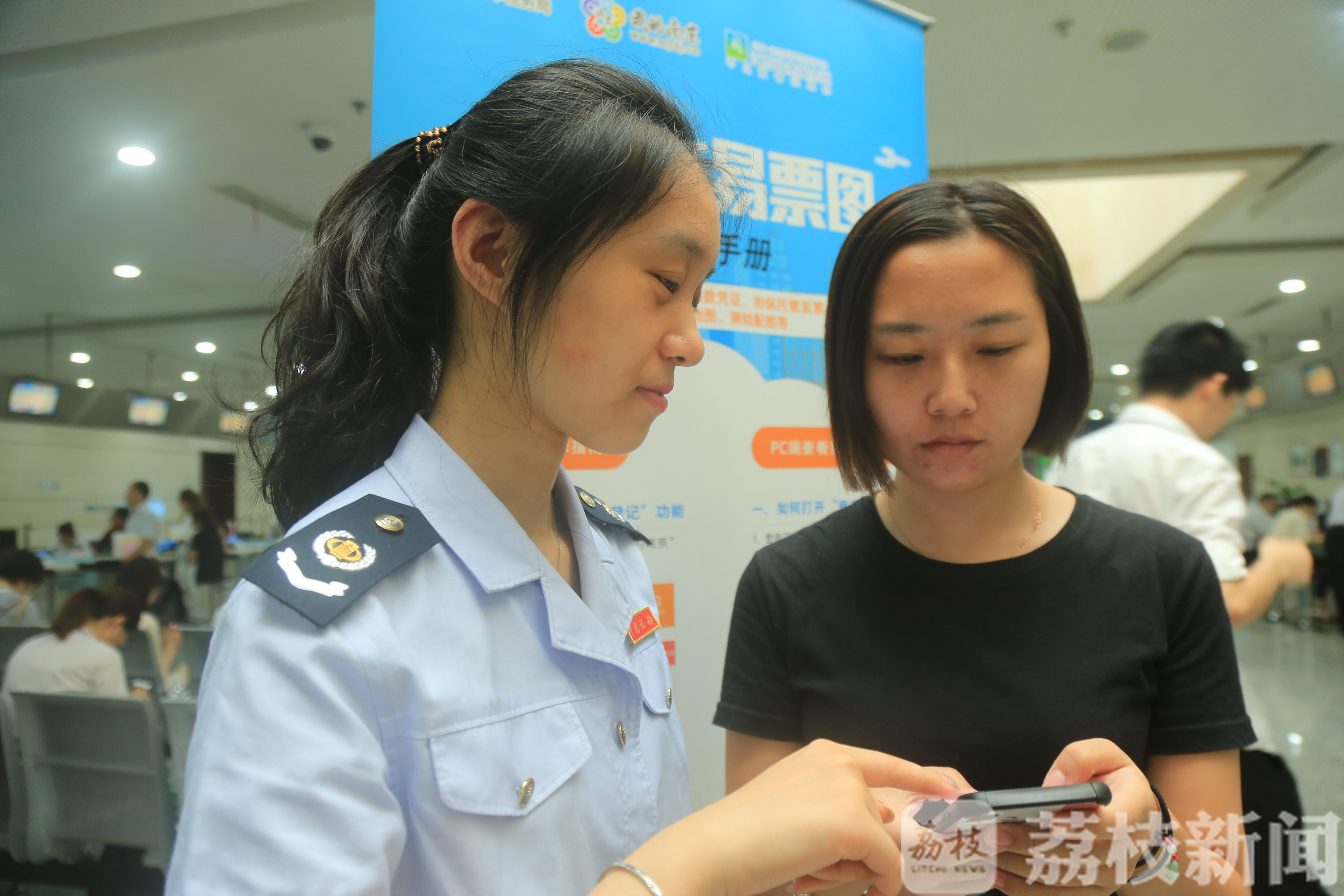 办理：南京商品房交易登记线上办理量猛涨8倍 “E办证”助力