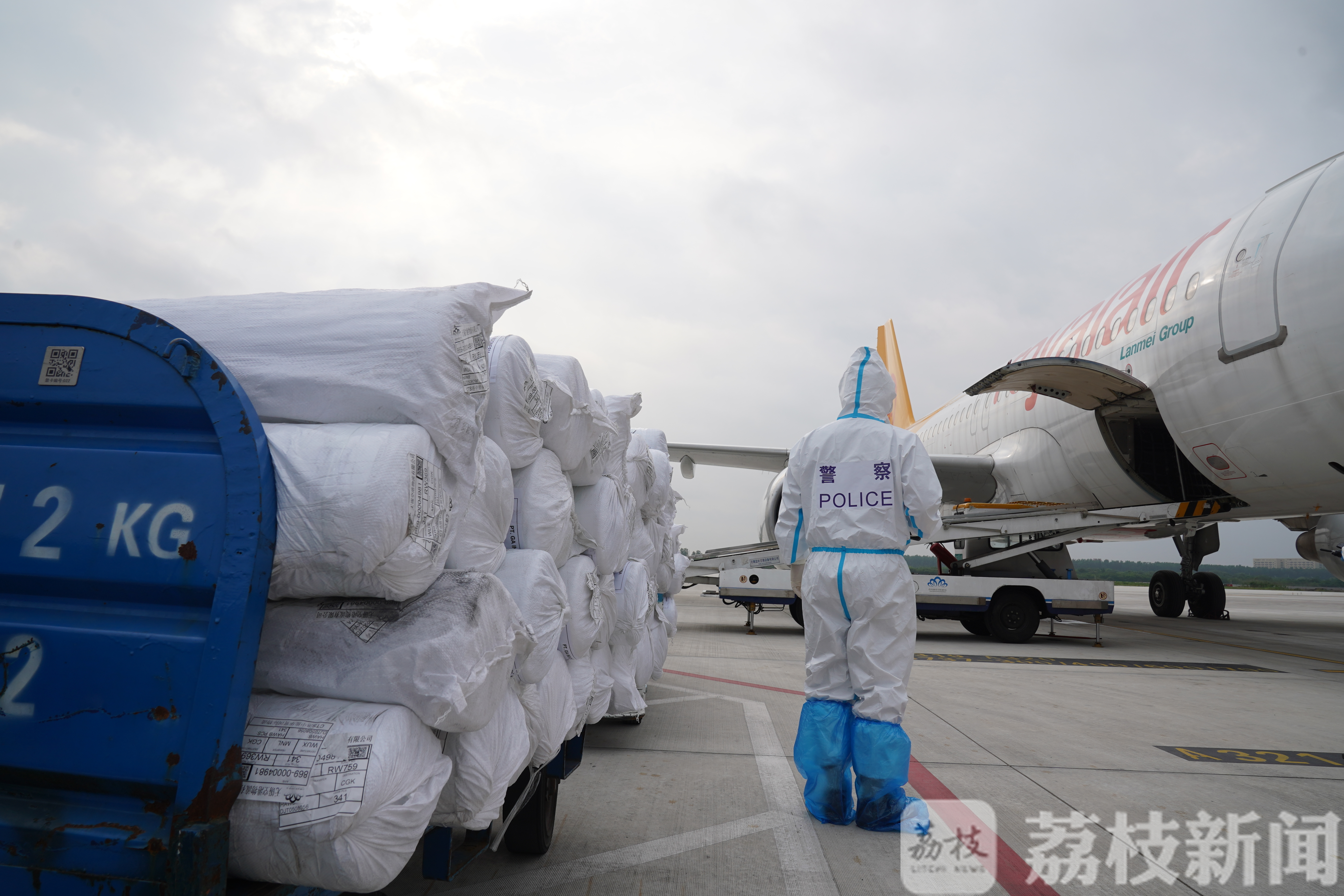货运■无锡边检助力“客改货”货运首航快速通关