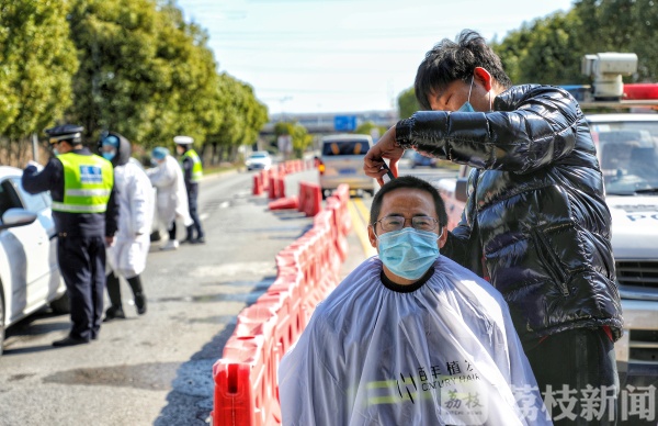 没地方理发怎么办？无锡阳山“义剪队”走进抗“疫”一线