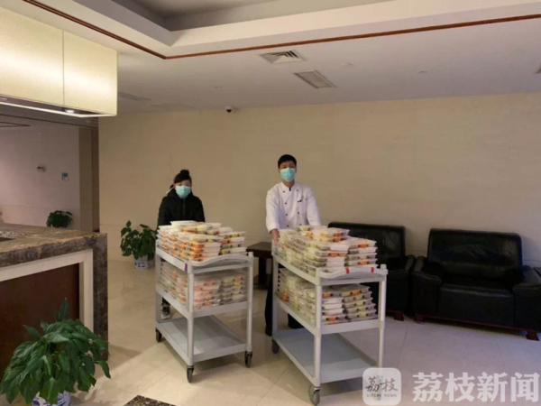 “我是326航班的一员，面对南京的工作人员，除了谢谢还是谢谢！