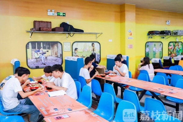 蓝调鸡块、嘻哈土豆泥……南京一高校打造音乐主题食堂