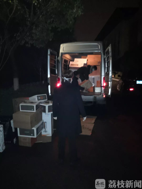 “我是326航班的一员，面对南京的工作人员，除了谢谢还是谢谢！