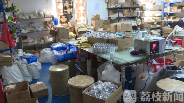 美容院化妆品汞超标万倍致女子中毒 生产厂房气味呛鼻