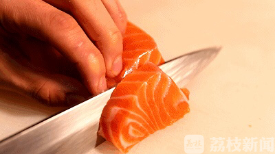 『三文鱼』部分餐饮店、外卖仍有售 最新!南京多家大型超市冰鲜三文鱼类全部下架