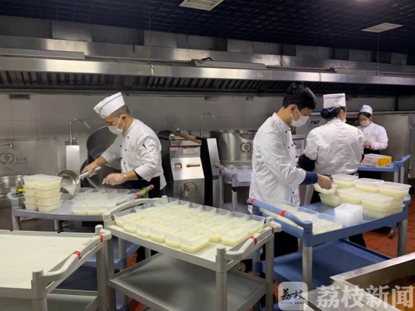 “我是326航班的一员，面对南京的工作人员，除了谢谢还是谢谢！