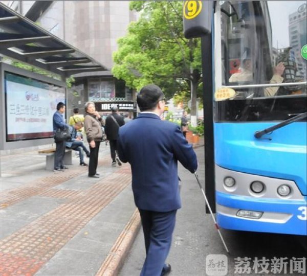这些地方的镇村公交不报站、缺站台、招手停 视障人士怎么办？