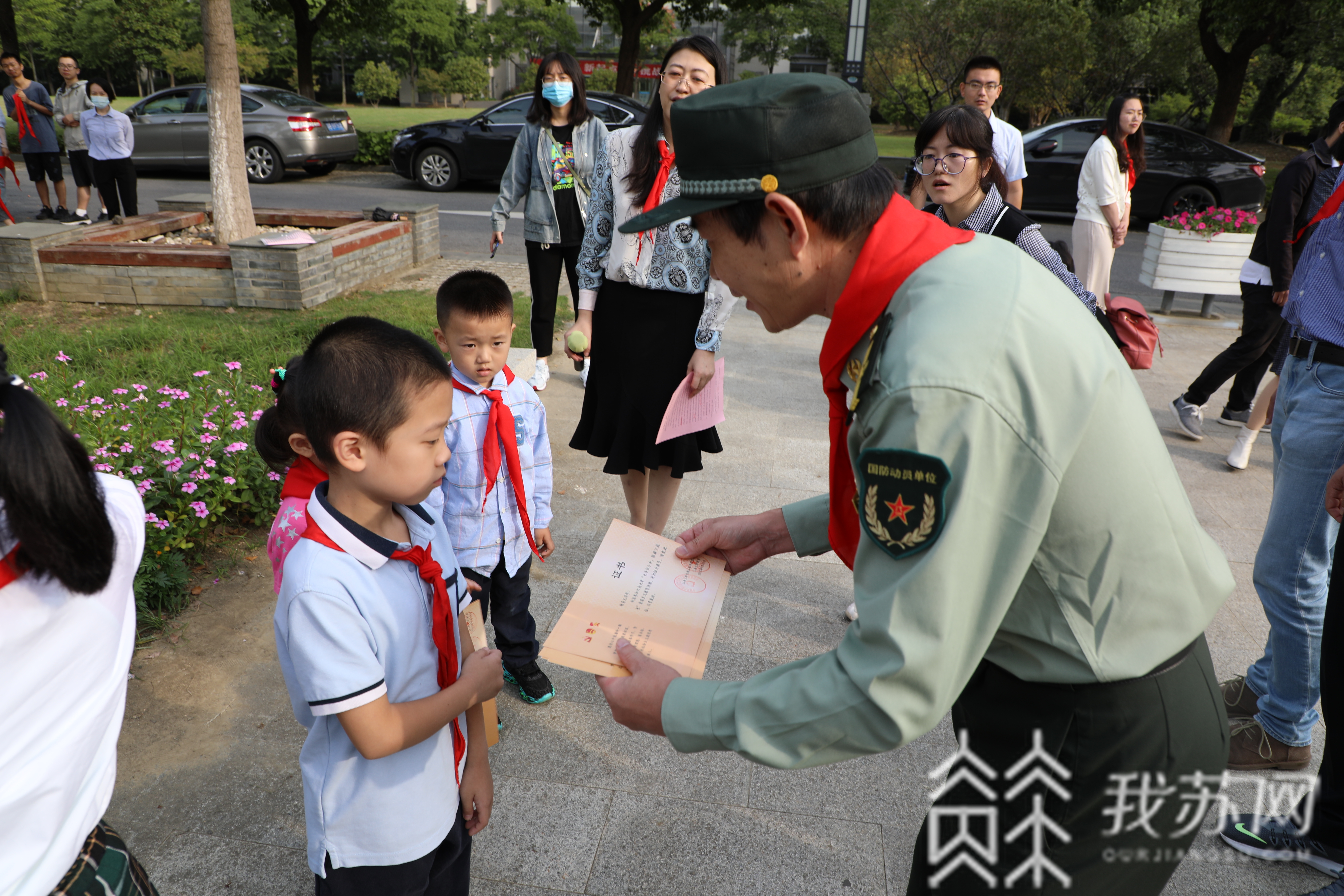 国旗■“大手拉小手”，今天我们齐唱国歌同升国旗！