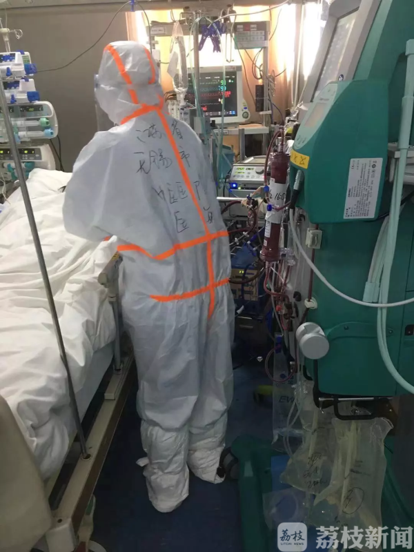 前线速递|她把防护服当作最美的衣服
