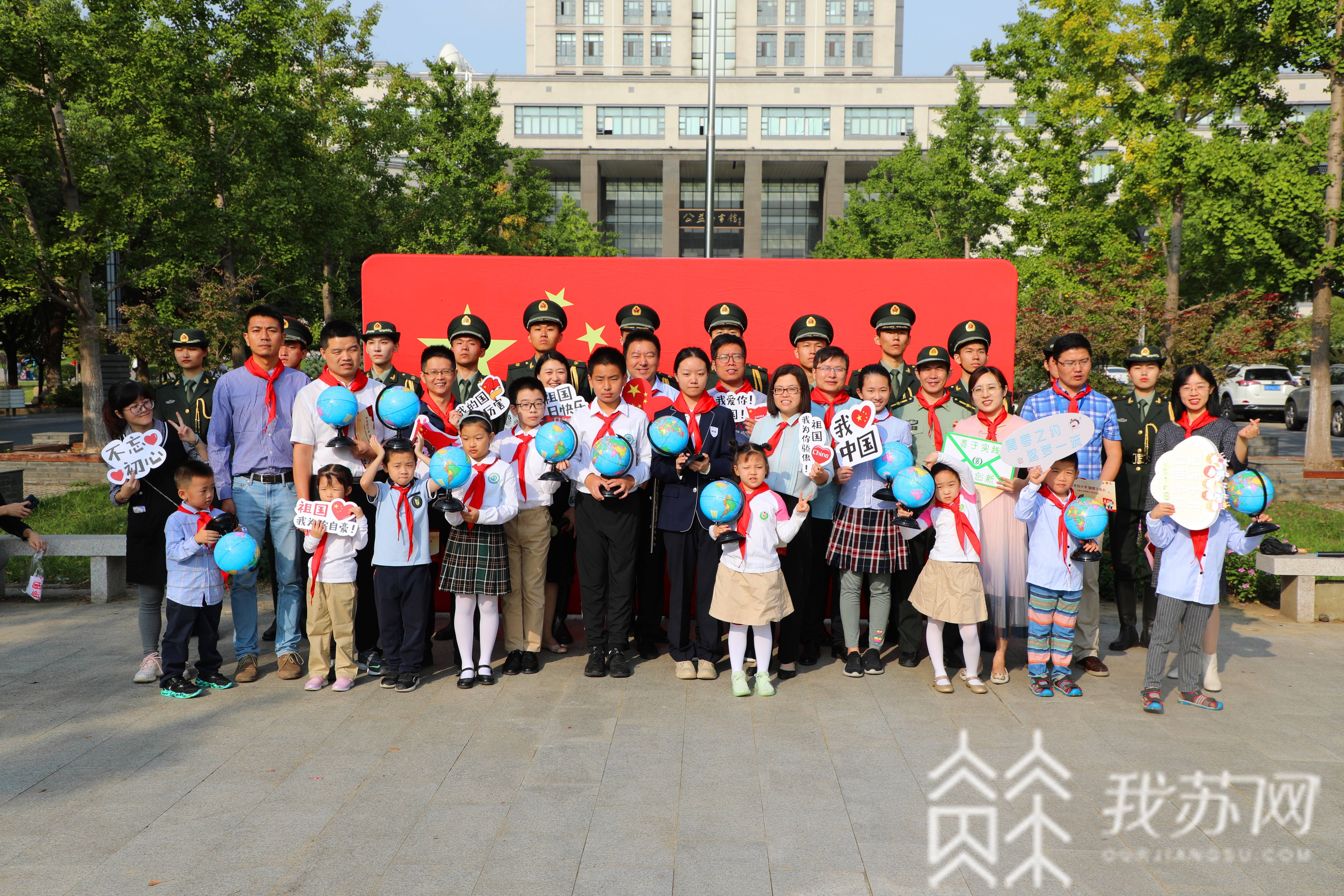 国旗■“大手拉小手”，今天我们齐唱国歌同升国旗！