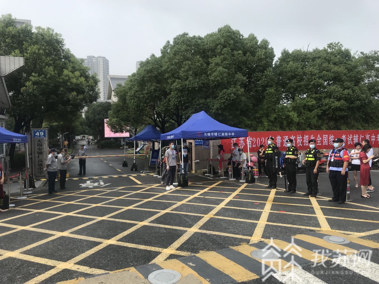 ■！无锡近2.2万名考生走进考场 高考首日现场直击