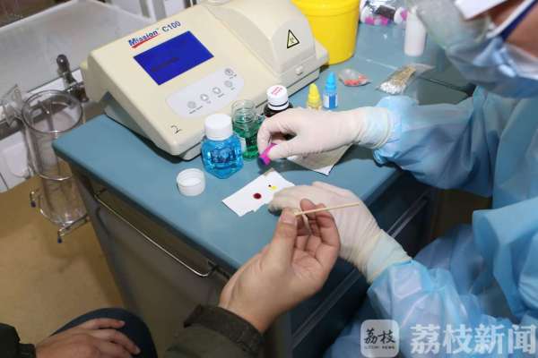 救治危重症“病友”：无锡8名新冠肺炎康复者捐献2600ml血浆