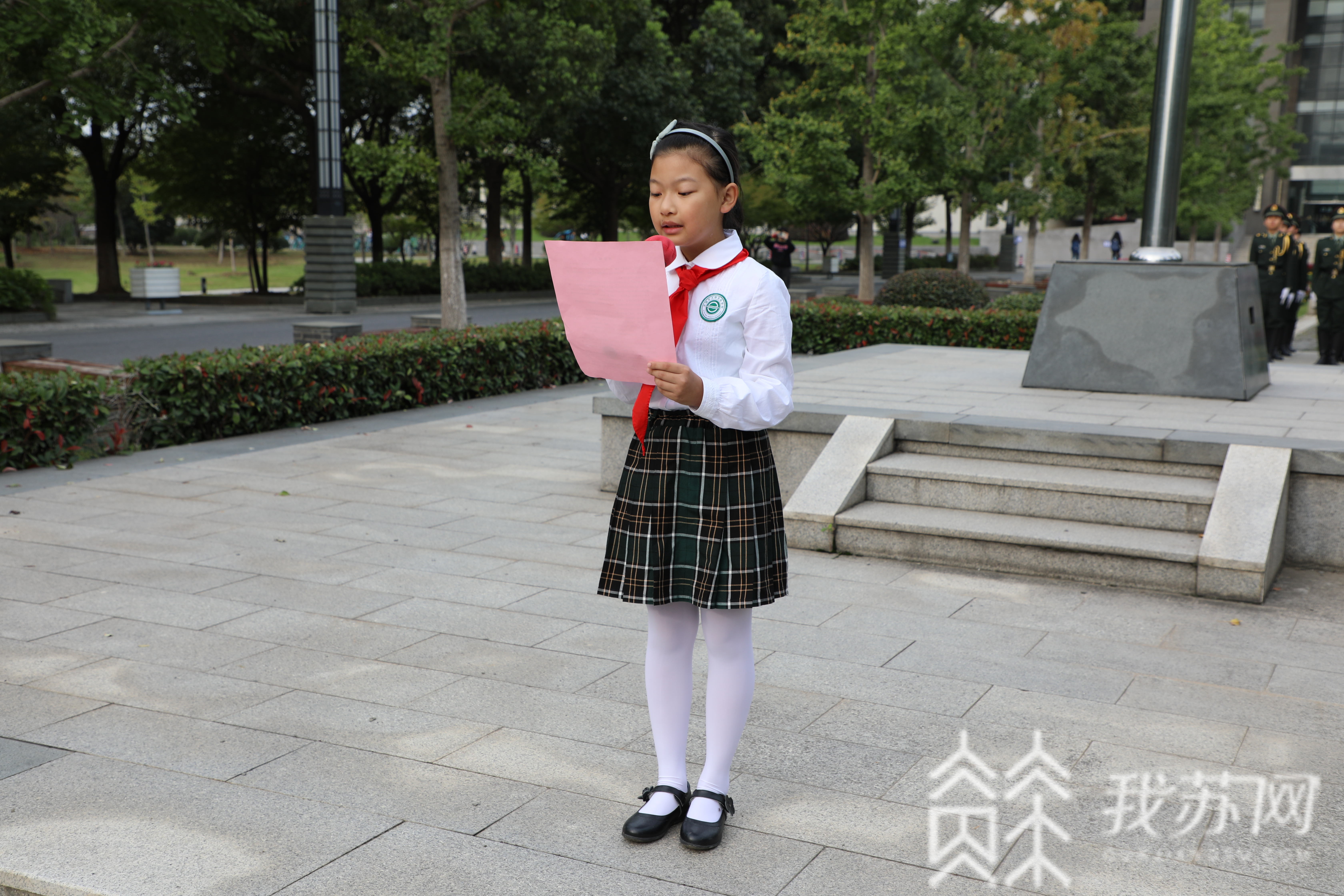 国旗■“大手拉小手”，今天我们齐唱国歌同升国旗！