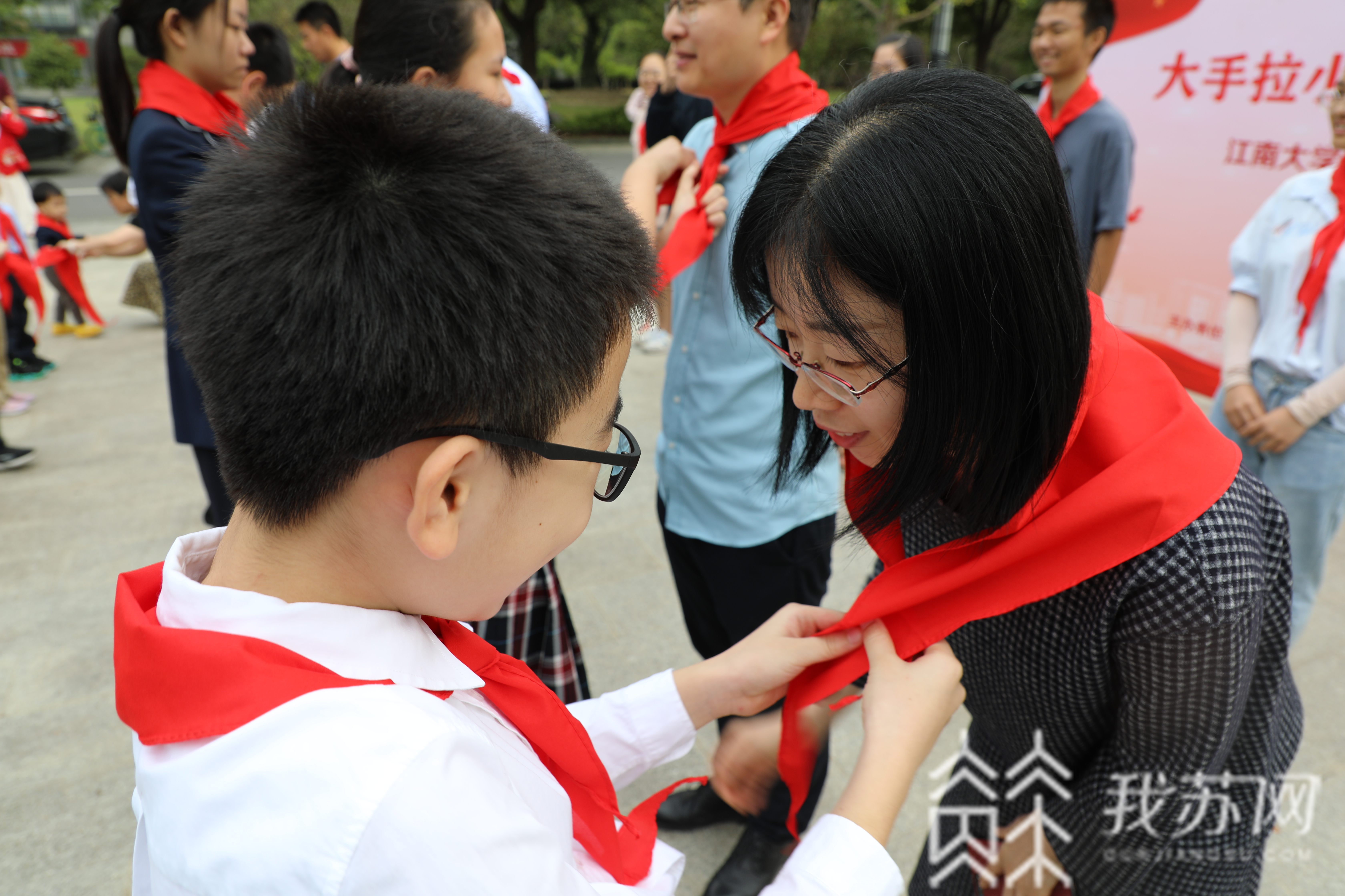 国旗■“大手拉小手”，今天我们齐唱国歌同升国旗！