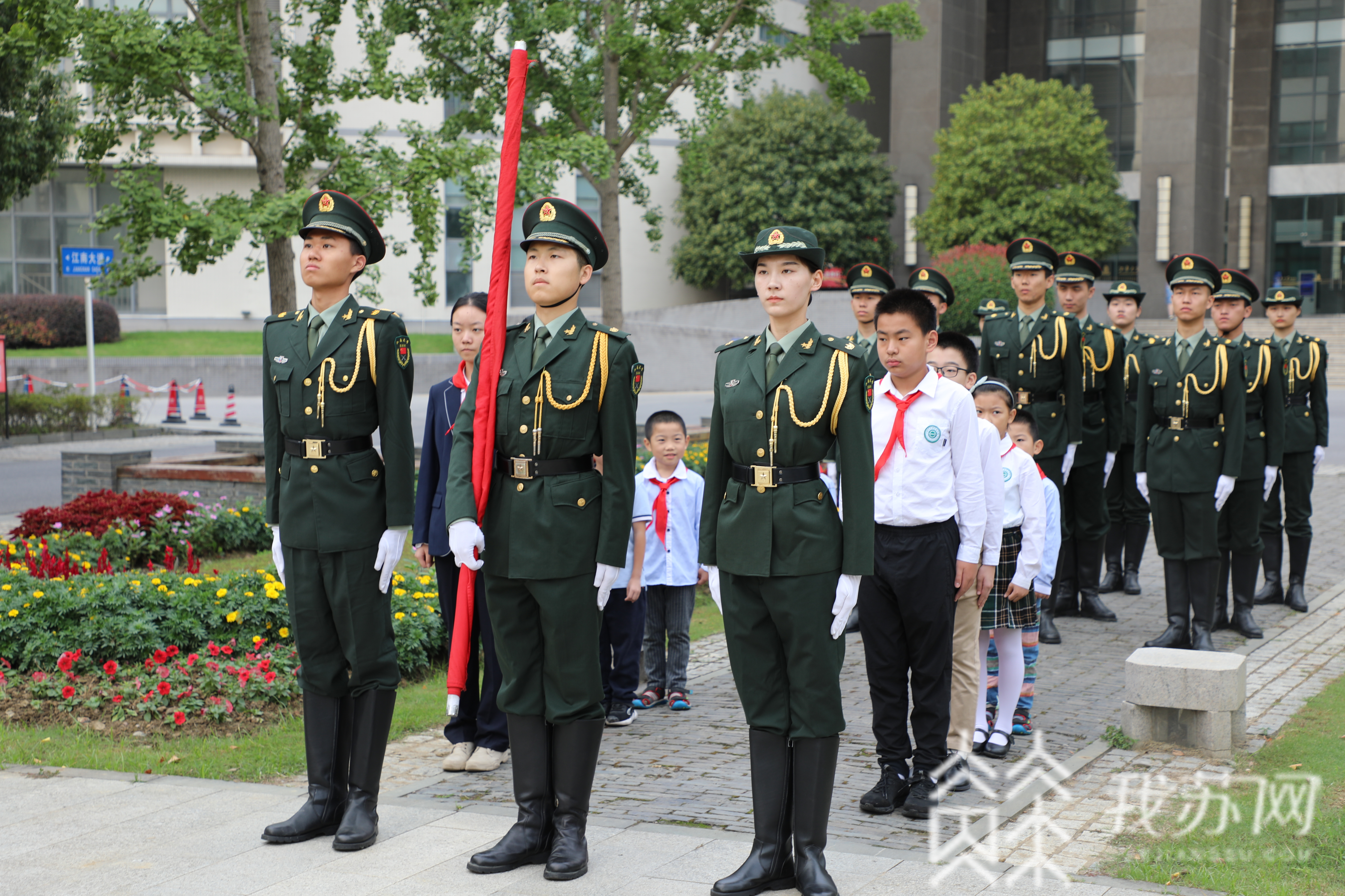 国旗■“大手拉小手”，今天我们齐唱国歌同升国旗！