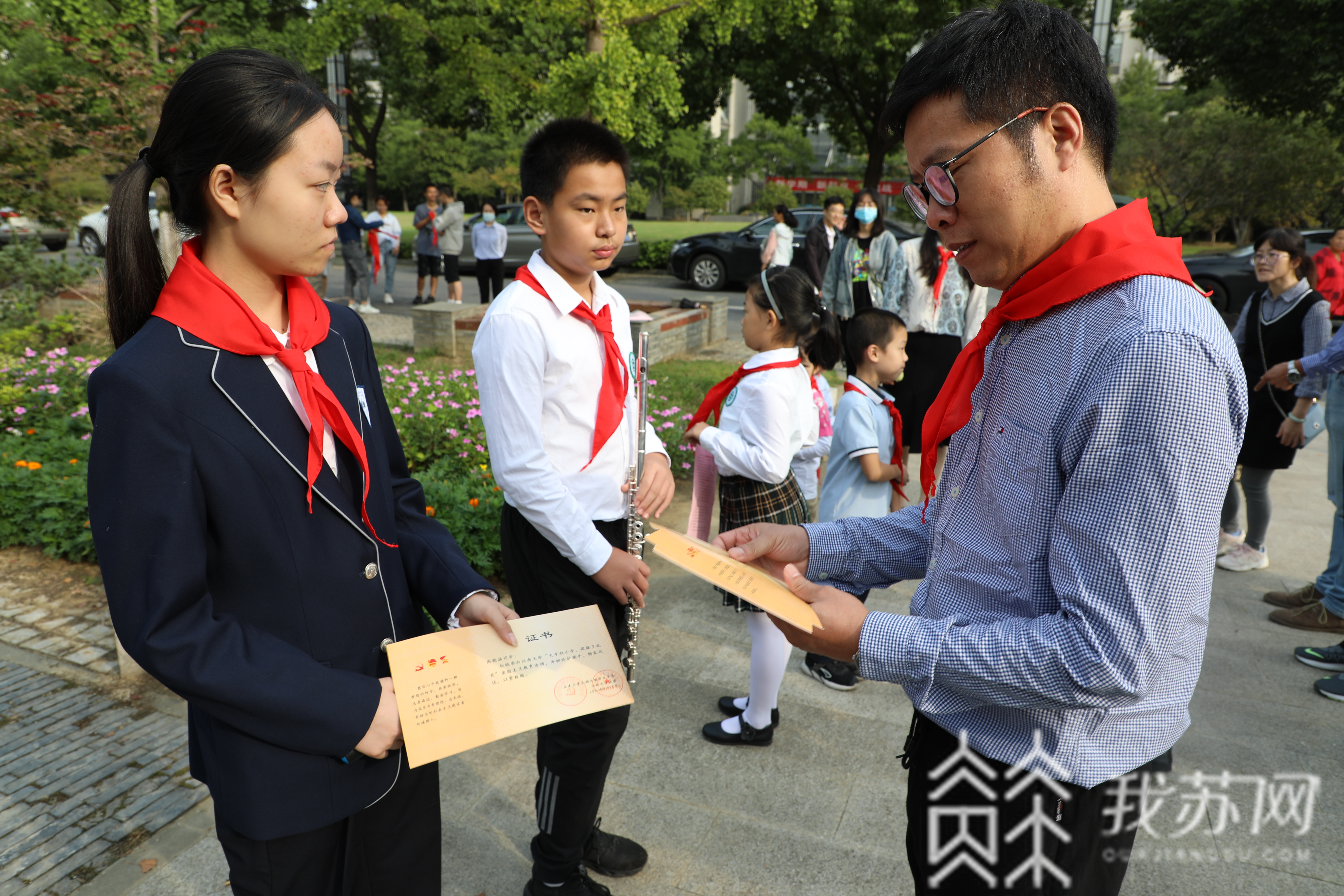 国旗■“大手拉小手”，今天我们齐唱国歌同升国旗！