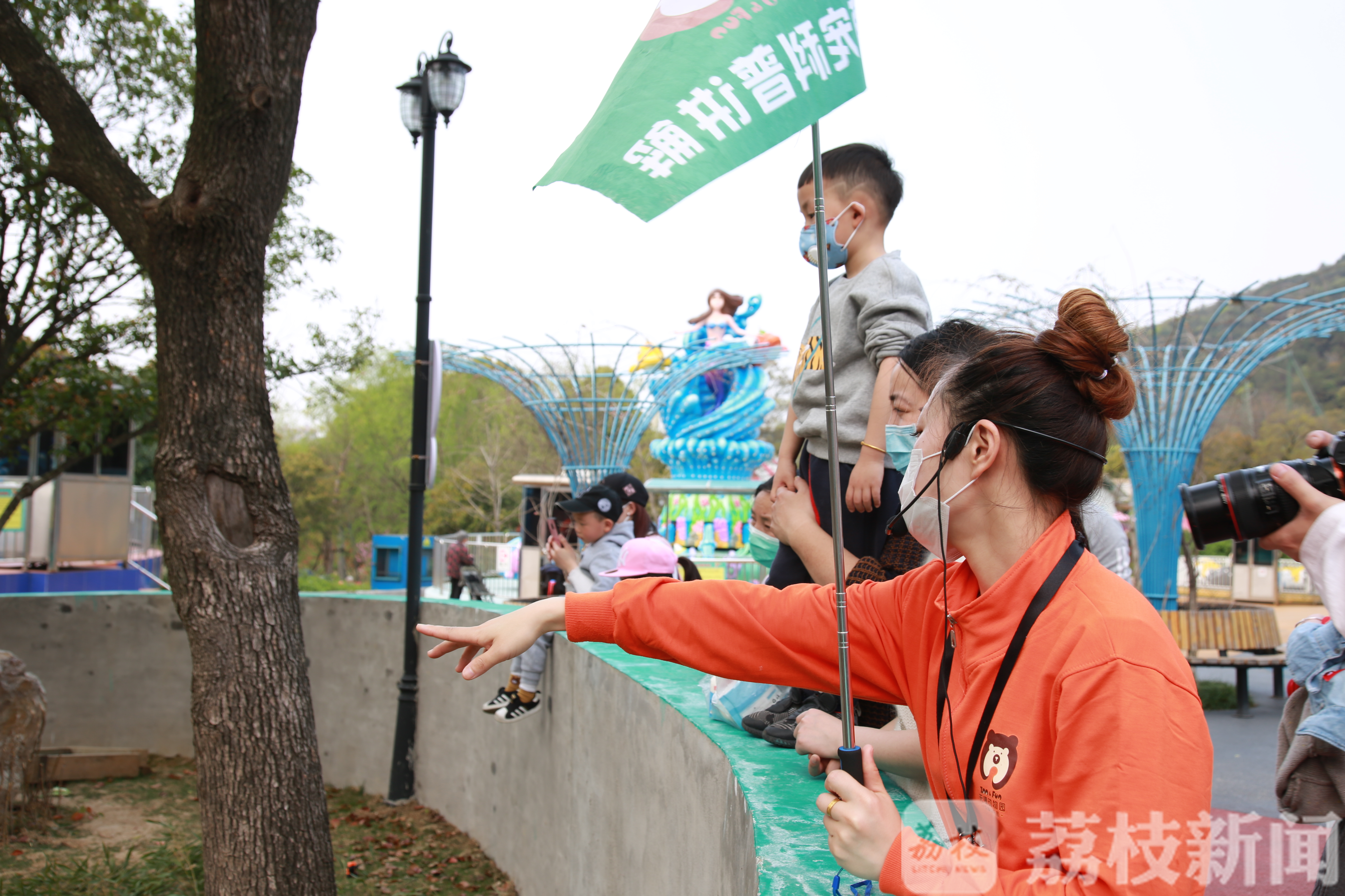 ■树懒宝宝学爬树、大食蚁兽口腔锻炼、细尾獴排排坐上课……萌宠复学季来了！