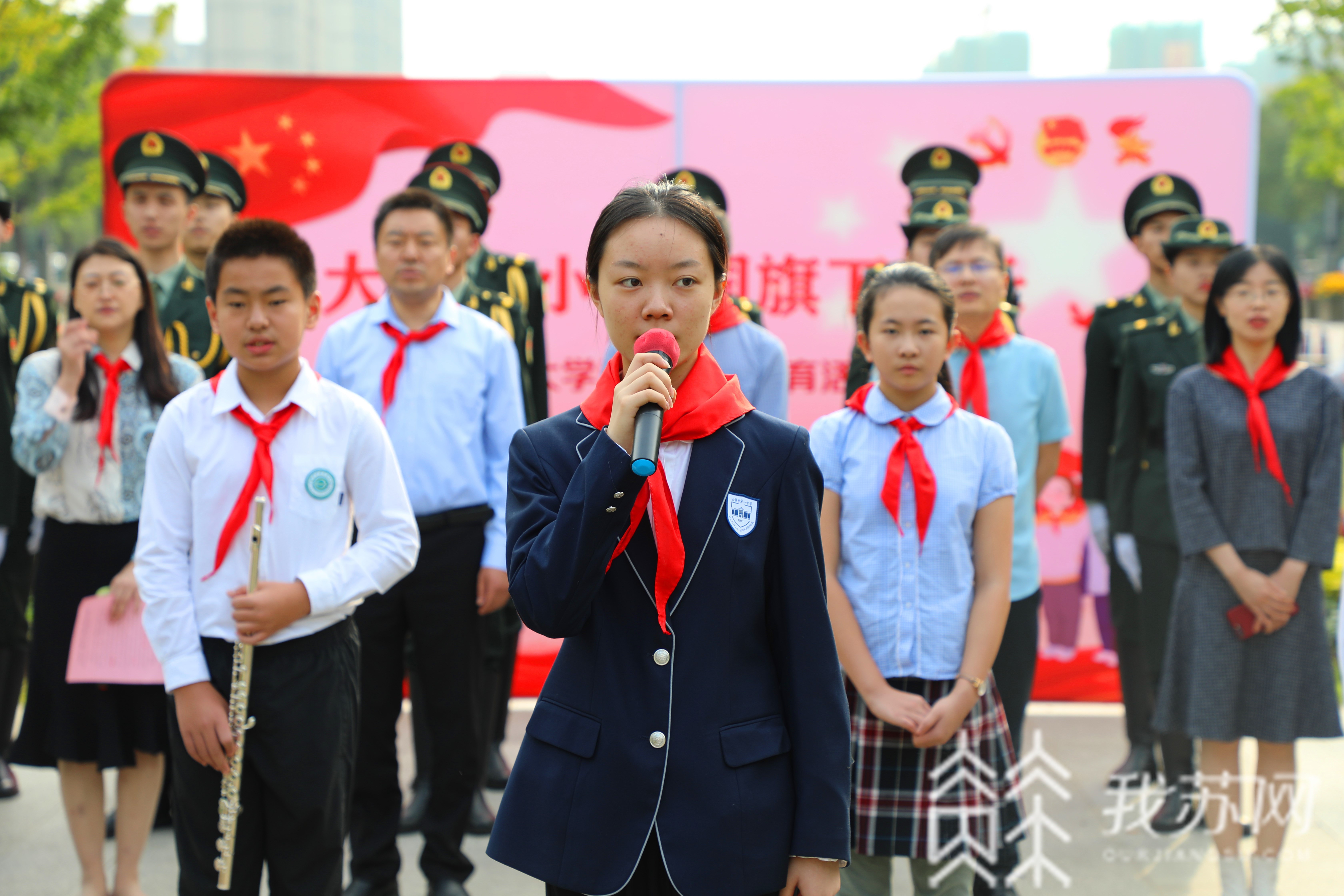 国旗■“大手拉小手”，今天我们齐唱国歌同升国旗！