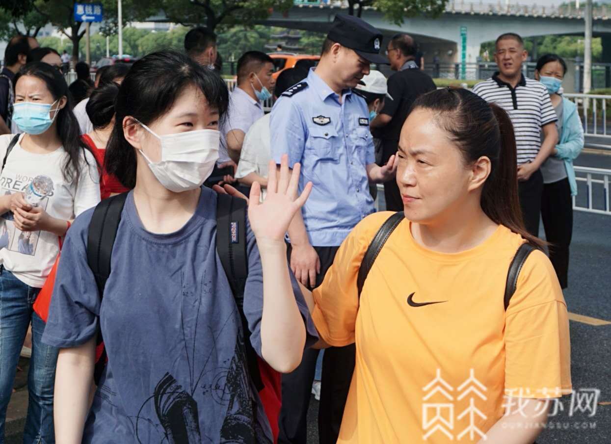 ■！无锡近2.2万名考生走进考场 高考首日现场直击