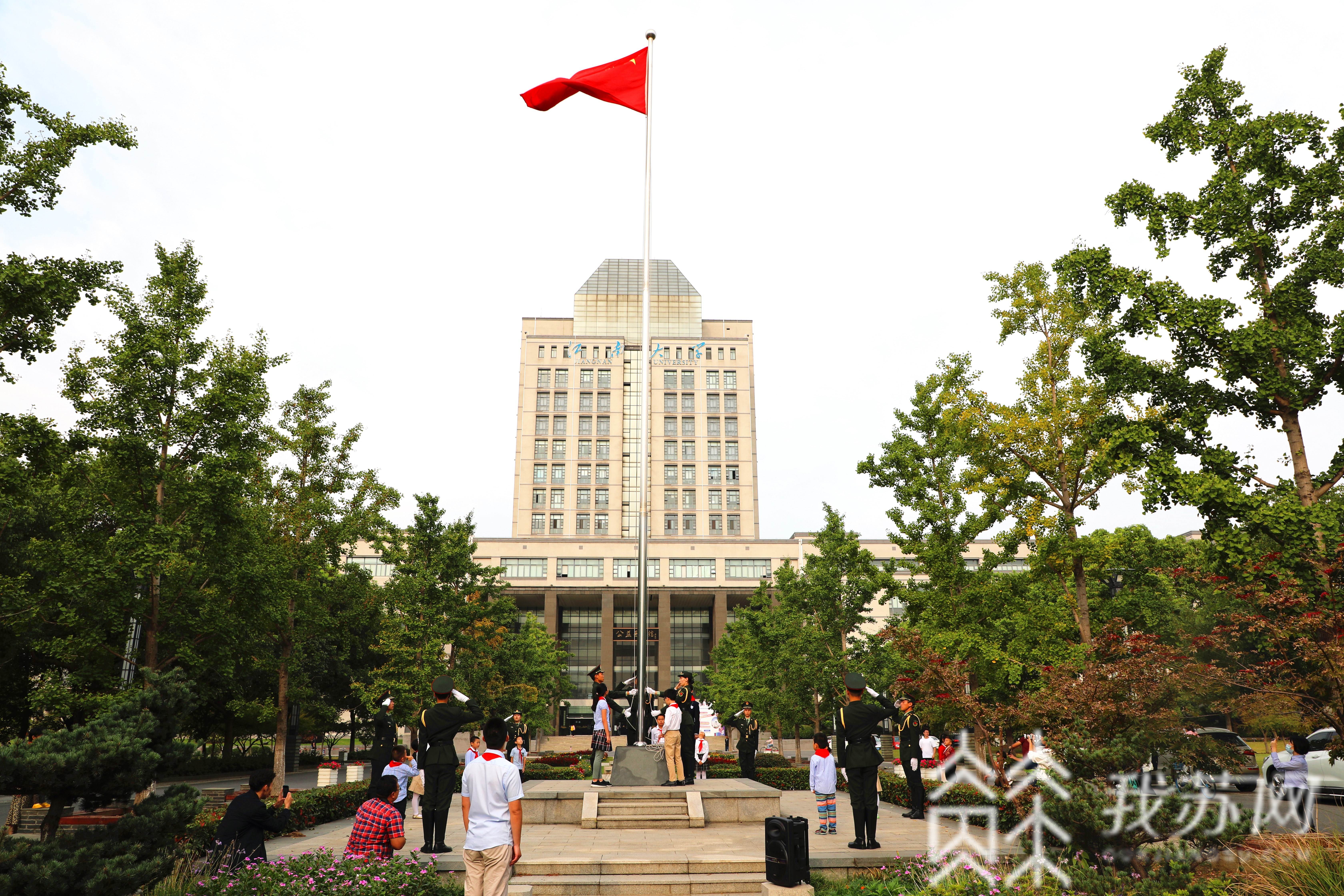 国旗■“大手拉小手”，今天我们齐唱国歌同升国旗！