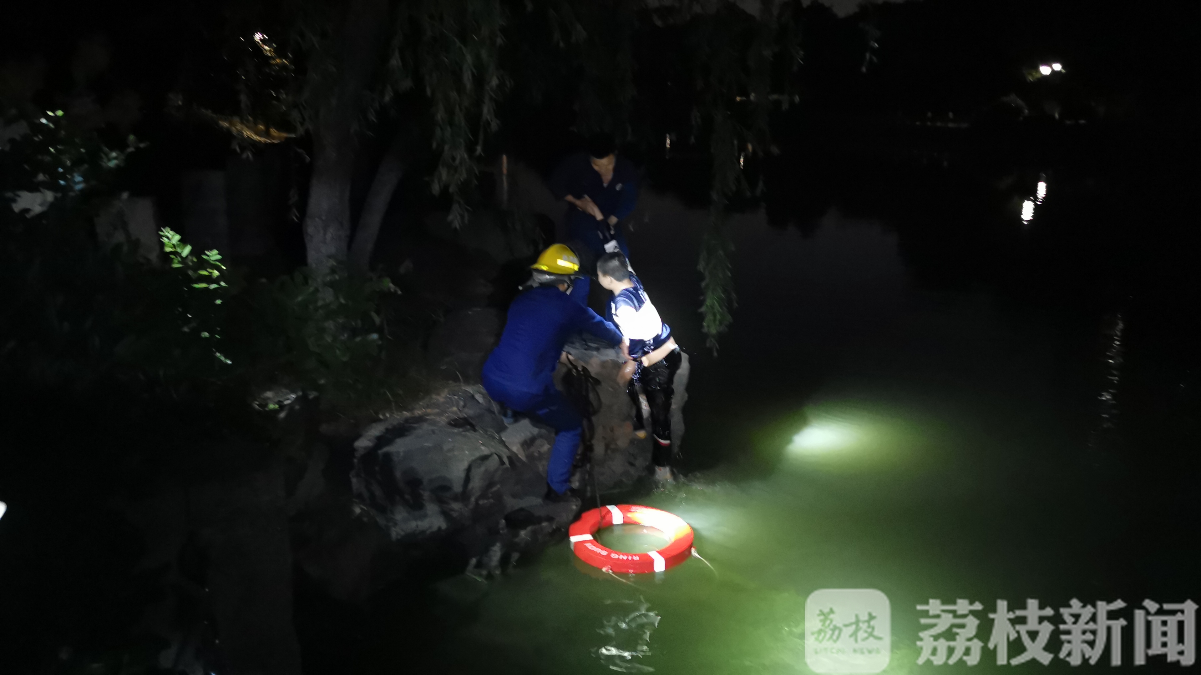 「」消防蜀黍紧急救援 命悬一线！14岁少年落水
