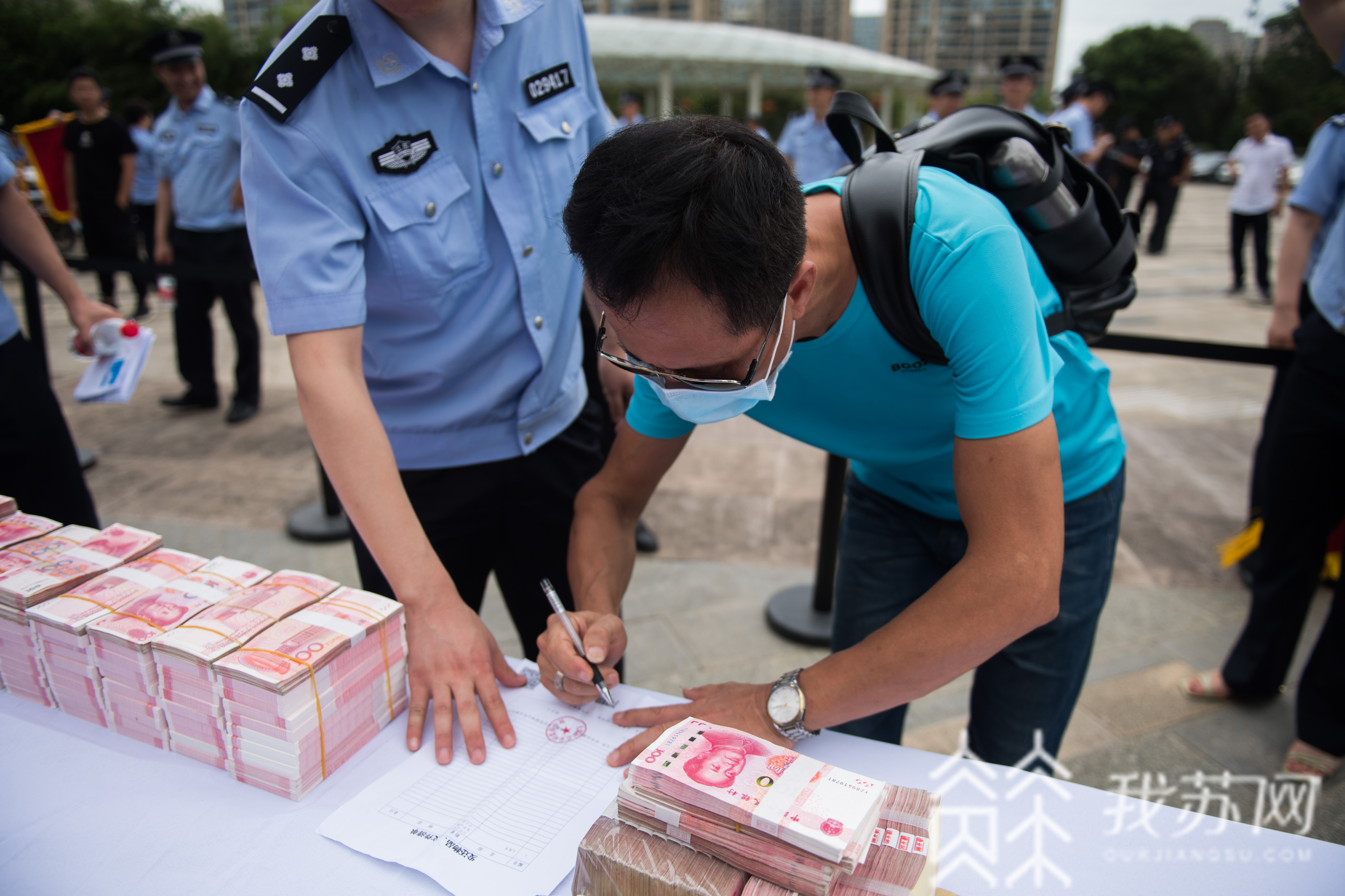 警方■现金、汽车、金银首饰集中返还……无锡警方追赃挽损320余万元!