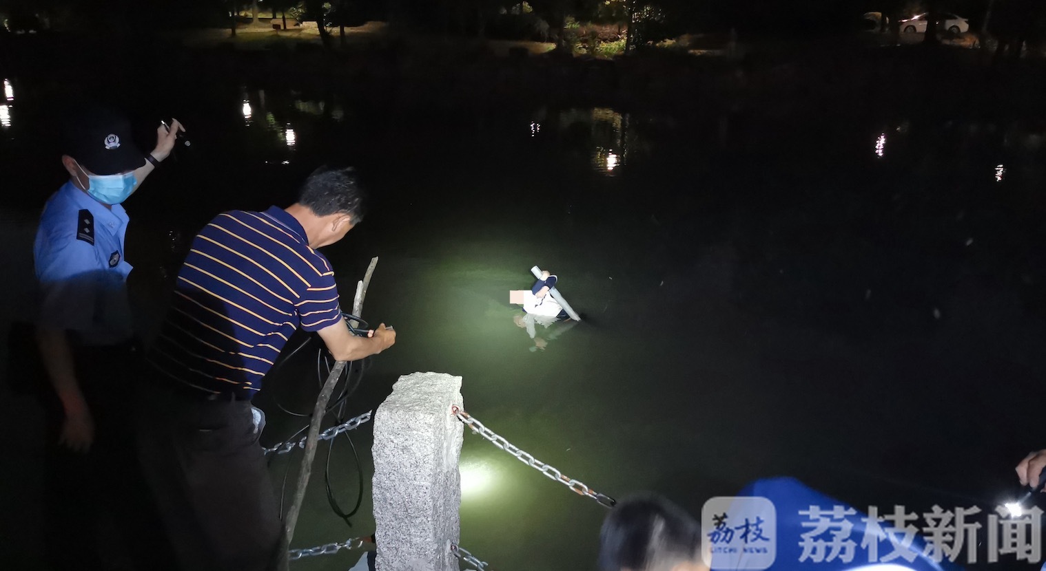 「」消防蜀黍紧急救援 命悬一线！14岁少年落水