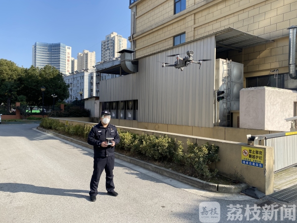 民警小哥哥无人机喊话：那个骑自行车的同志请你戴上口罩！