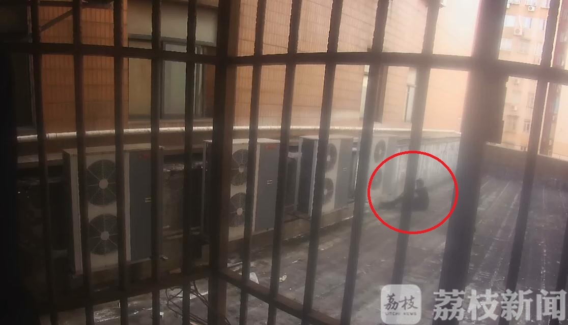 『男子』男子从六楼跌落四楼平台 弱小可怜无助：醉酒后把窗当成门