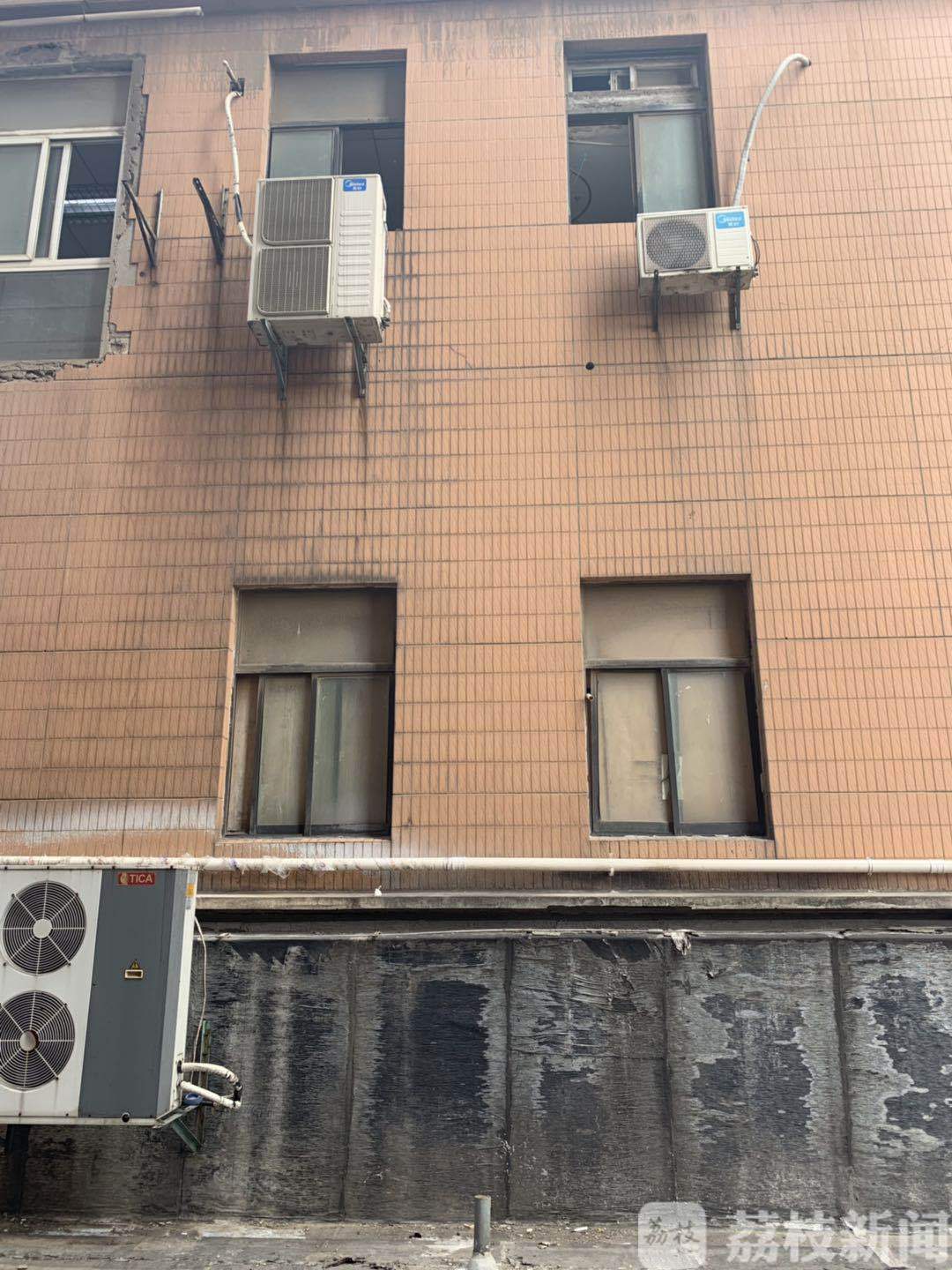 『男子』男子从六楼跌落四楼平台 弱小可怜无助：醉酒后把窗当成门