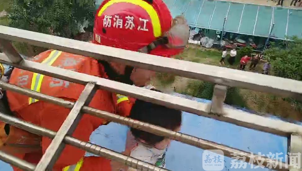 「救援」消防员惊险救援 男童跌落4楼雨棚