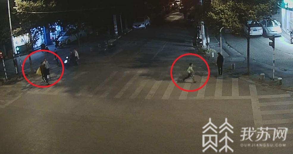 『民警』民警调看两小时监控助力寻娃 男孩砸到路边车子躲起来不敢回家