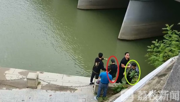 老人不慎落水 男子跳河救人后默默离开（视频）