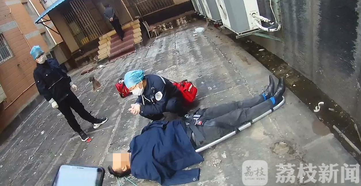 『男子』男子从六楼跌落四楼平台 弱小可怜无助：醉酒后把窗当成门