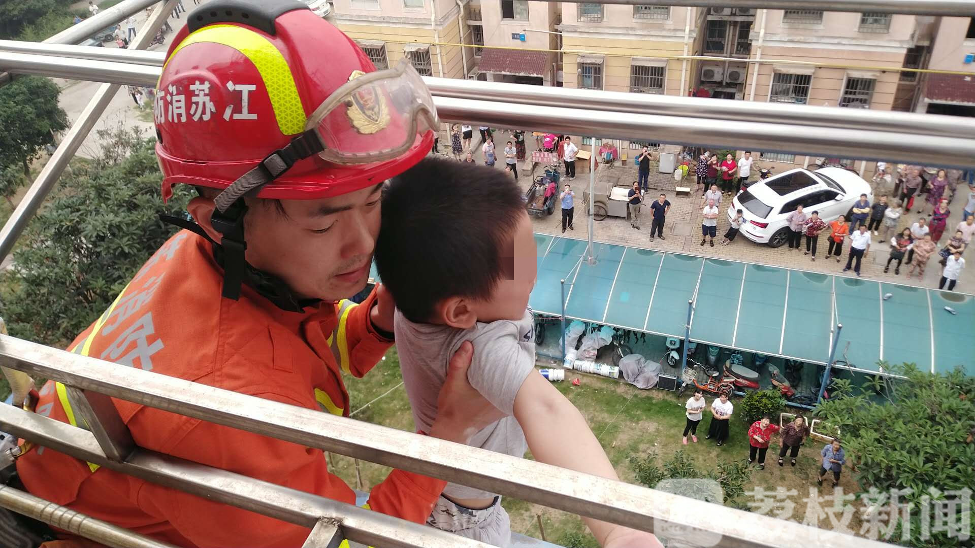「救援」消防员惊险救援 男童跌落4楼雨棚